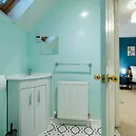 Morley Retreat Modern 3 Bed Churwell