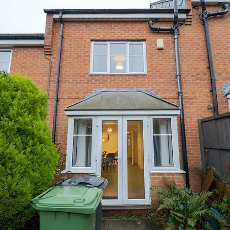 Дом отдыха Morley Retreat Modern 3 Bed Churwell