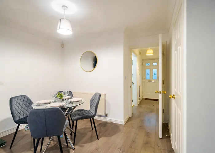 Morley Retreat Modern 3 Bed Churwell