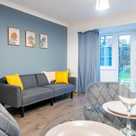 Morley Retreat Modern 3 Bed Churwell